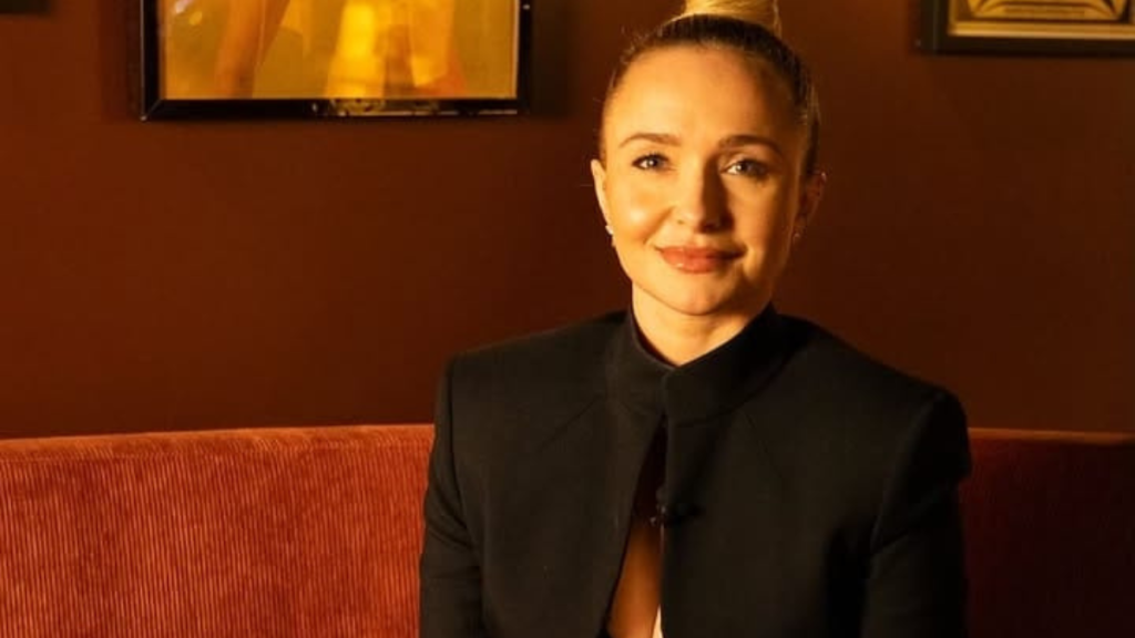 Hayden Panettiere aparece sorrindo em um ambiente interno, vestindo um blazer escuro, em foto publicada no Instagram.