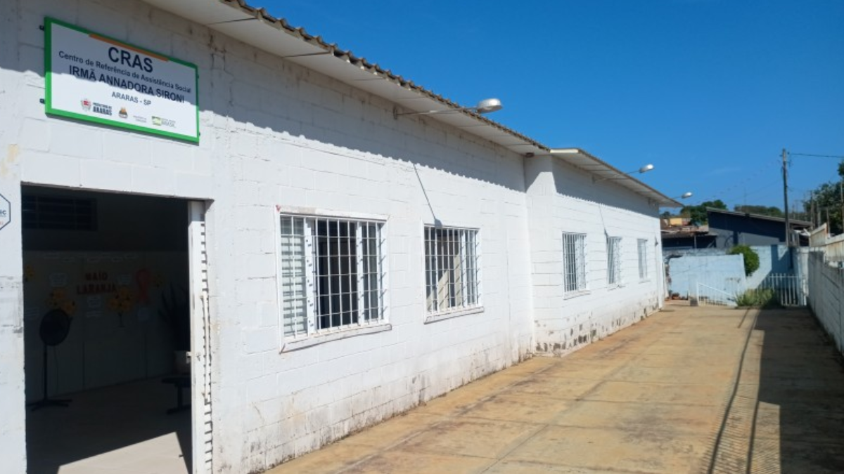 Uso consciente de energia em Araras: Prédio branco com placa verde e logotipos, fachada externa em Araras. A imagem indica palestras sobre economia de energia e convida a conferir as datas.