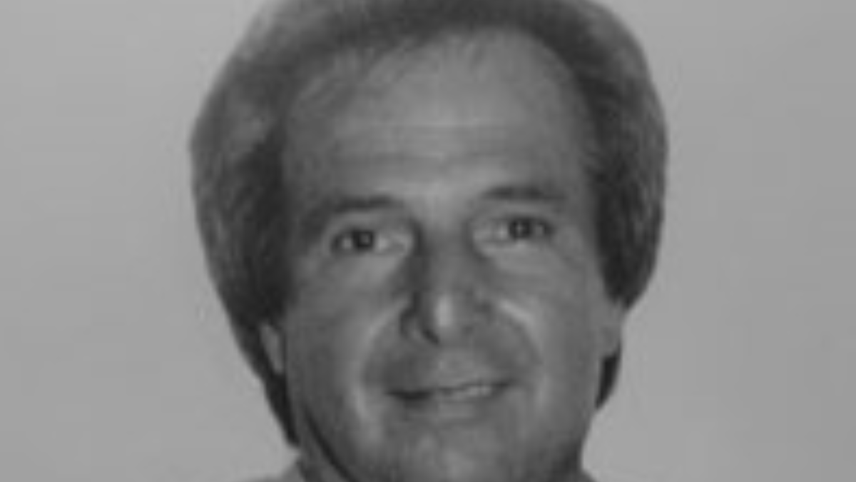Roberto Bonavides, ex-presidente da Câmara de Santos, em foto de retrato em preto e branco; notícia informa sua morte nesta segunda-feira, 17.