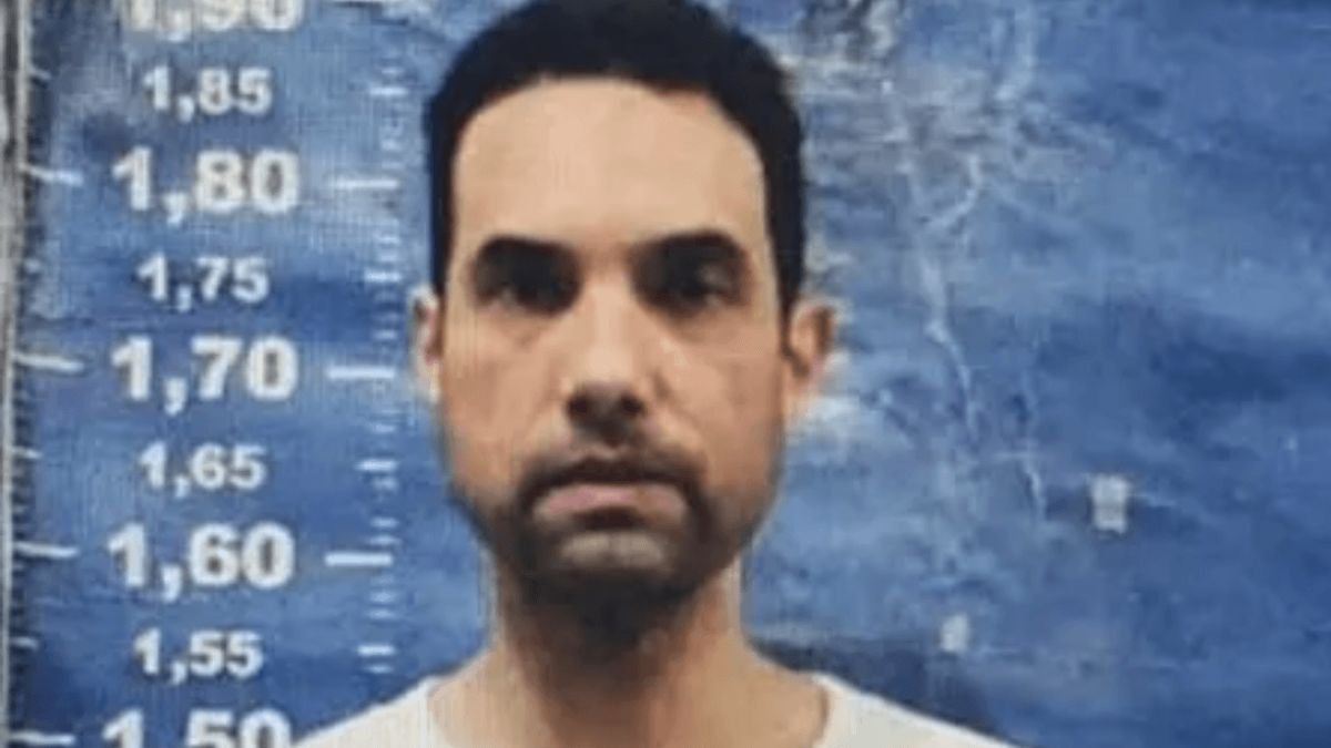 Foto de identificação de Dr. Jairinho com fundo azul e escala de medidas, indicando um contexto de decisão da Justiça sobre acesso a dados. Jairinho