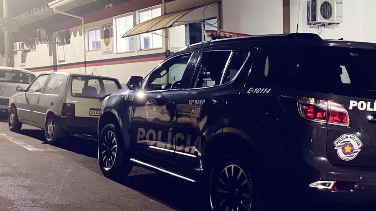 Homem foge da polícia e bate contra muro em Limeira em imagem de viatura policial e carro em via urbana durante ocorrência, com viaturas estacionadas ao lado