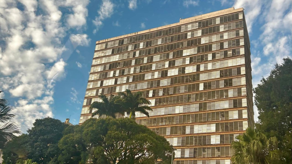 Prédio de apartamentos em Campinas sob céu parcialmente nublado, associado a Mutirão de laudos em Campinas para pessoas com deficiência nesta terça-feira (18).
