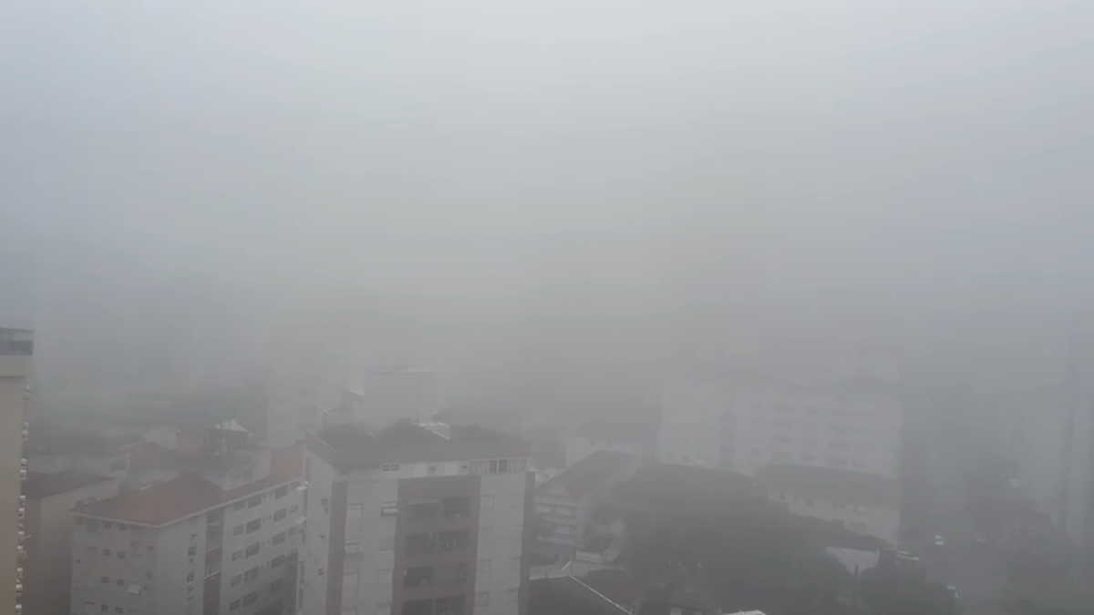 Neblina no Porto de Santos encobre prédios e reduz a visibilidade na Baixada Santista, com o céu acinzentado e neblina intensa afetando a região e travessias.