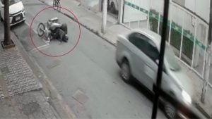 Mulher arrastada por carro em São Vicente: imagem de vídeo com homem caído e registro de socorro após colisão e arrastamento de vítima na rua