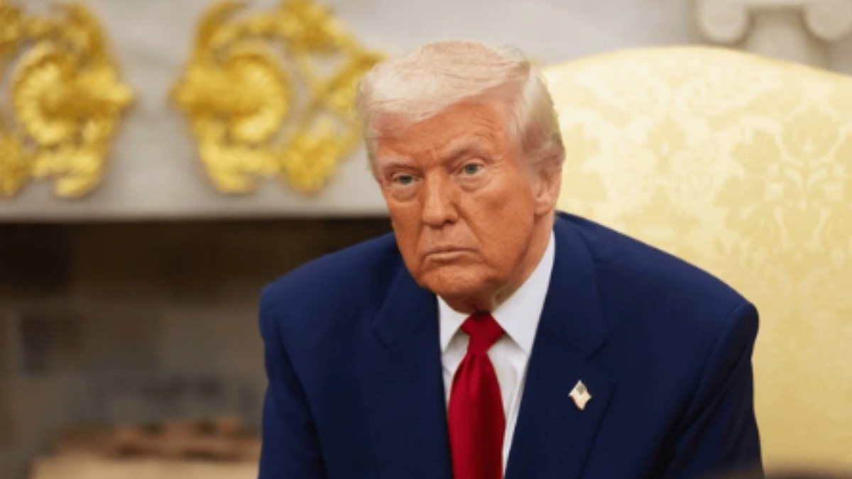 Donald Trump em ambiente institucional, com expressão séria, em destaque na notícia sobre Aprovação de Trump de apenas 33% e pior marca da gestão.