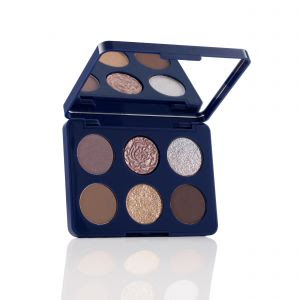 Paleta de Sombras - Com seis tonalidades, a paleta foi inspirada nos bailes e jardins que fazem parte da estética de Bridgerton. A seleção combina acabamentos matte, cintilantes e metálicos multidimensionais.