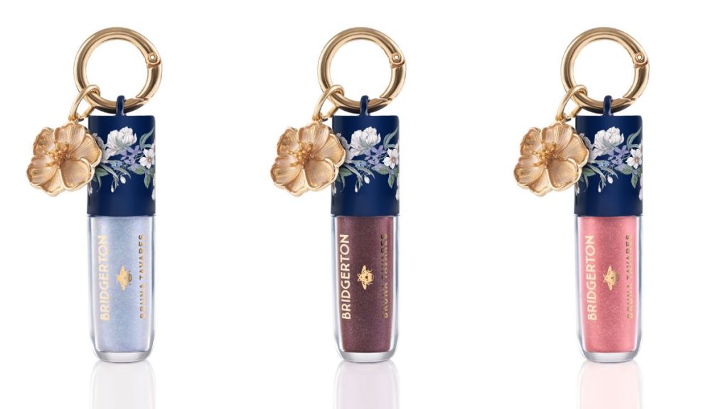 Gloss Labial - Os três glosses têm acabamento translúcido e partículas de brilho que buscam reproduzir um efeito luminoso refinado.