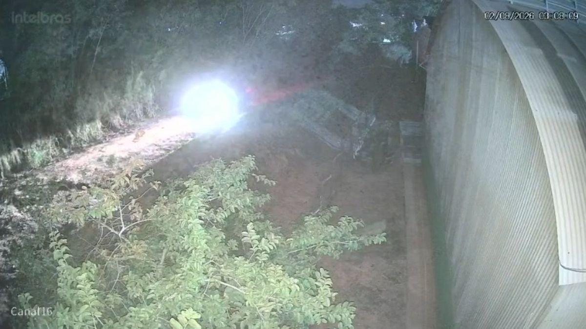 advogado Lucas Lopes: Imagem de vídeo em ambiente externo com vegetação e luz forte ao fundo, mostrando um caminho percorrido por um suspeito após a morte de advogado, em registro de câmeras de segurança.