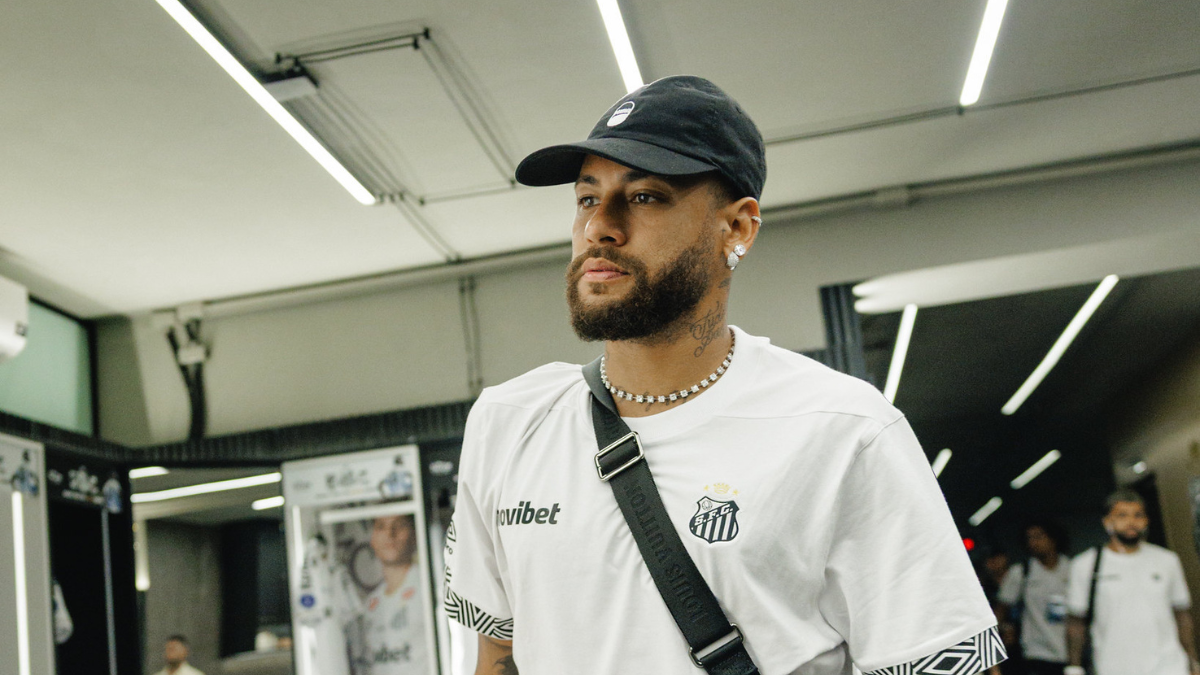 Neymar joga contra Macará em imagem no vestiário, usando boné e camisa do Santos, em preparação para o duelo contra o Macará.