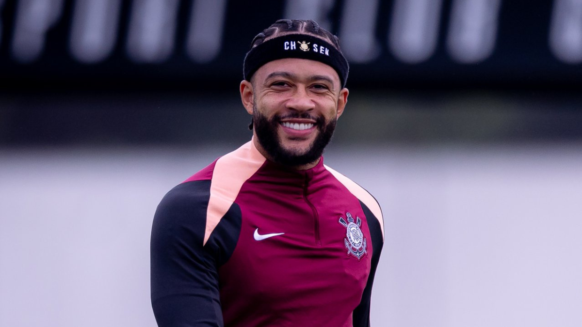Memphis volta a treinar em imagem de atleta sorrindo no treino, usando agasalho do Corinthians em clima de preparação e aguardo de liberação da CBF para jogar.