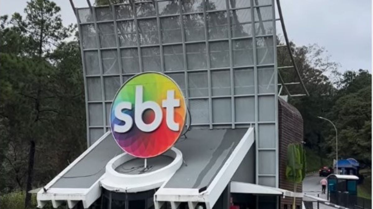 Logo do SBT em destaque em uma estrutura externa, em referência a 45 curiosidades sobre o SBT e fatos que marcaram os 45 anos da emissora SBT 45 anos.