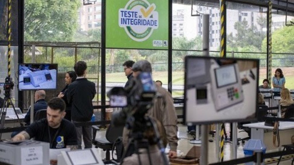 Assinatura digital e lacração das urnas eletrônicas nas eleições 2024 Foto: TSE