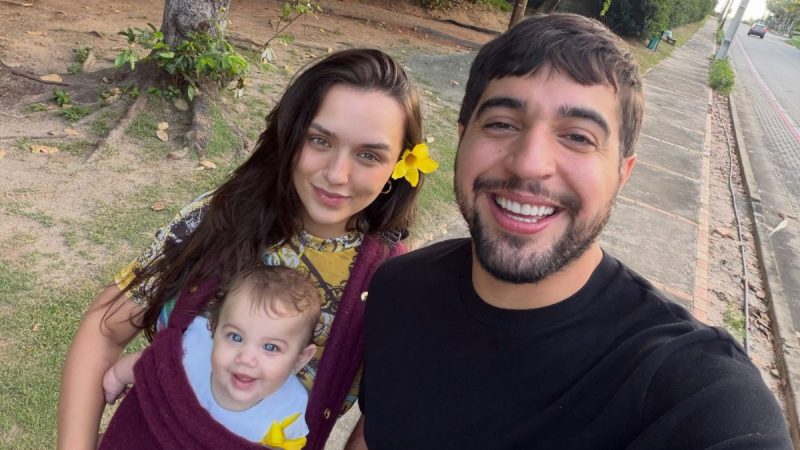 Rafa Kalimann em selfie ao lado de Nattanzinho, com bebê no colo, em um cenário ao ar livre; Rafa demonstra carinho em declaração apaixonada.