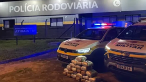 tráfico de drogas em Mairiporã: Viaturas da Polícia Rodoviária em Atibaia durante operação, com 28 kg de maconha apreendidos em meio a uma fuga, indicando prisão de um casal.