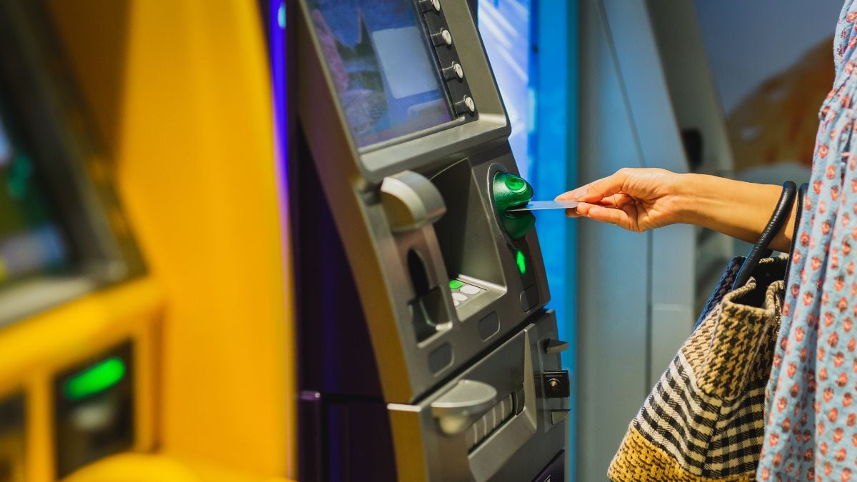 bancários em paralisação em SP: mão de pessoa usando caixa eletrônico com cartão, indicando possível impacto do movimento e vencimento de contas não muda