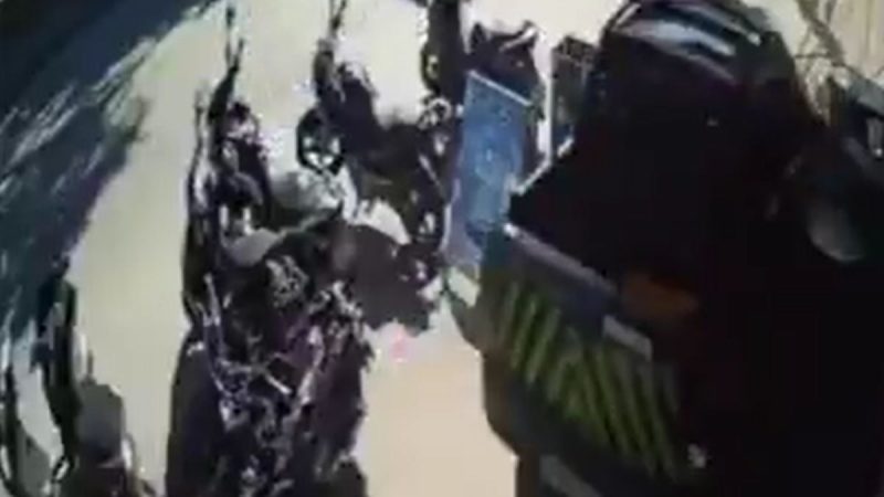 Homem furta viatura da prefeitura de São Vicente em registro de vídeo, com imagens de segurança mostrando um suspeito ao lado de veículo e ação de prisão após colisões