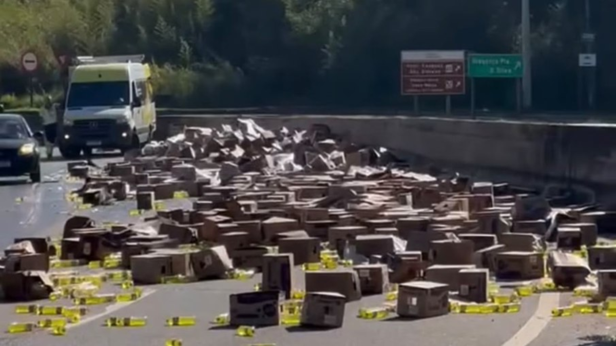 Carga de caixas e objetos espalhada pela pista após cair durante uma curva, com interdição da faixa na rodovia SP-360 em Morungaba.