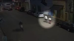 Criança de 8 anos atropelada por moto em Itapira: imagem de vídeo com motociclista ao lado de um menino na faixa de pedestres, em uma avenida movimentada ao entardecer