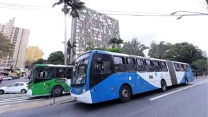 leilão de transporte em Campinas: ônibus circulando em via urbana com prédios ao fundo, em imagem que remete à anulação de um leilão de R$ 11,8 bilhões pelo TCE-SP