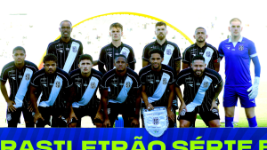 Elenco do Ponte Preta em foto no estádio, com jogadores uniformizados e mascote ao centro, destacando ameaça de greve caso SAF não avance.