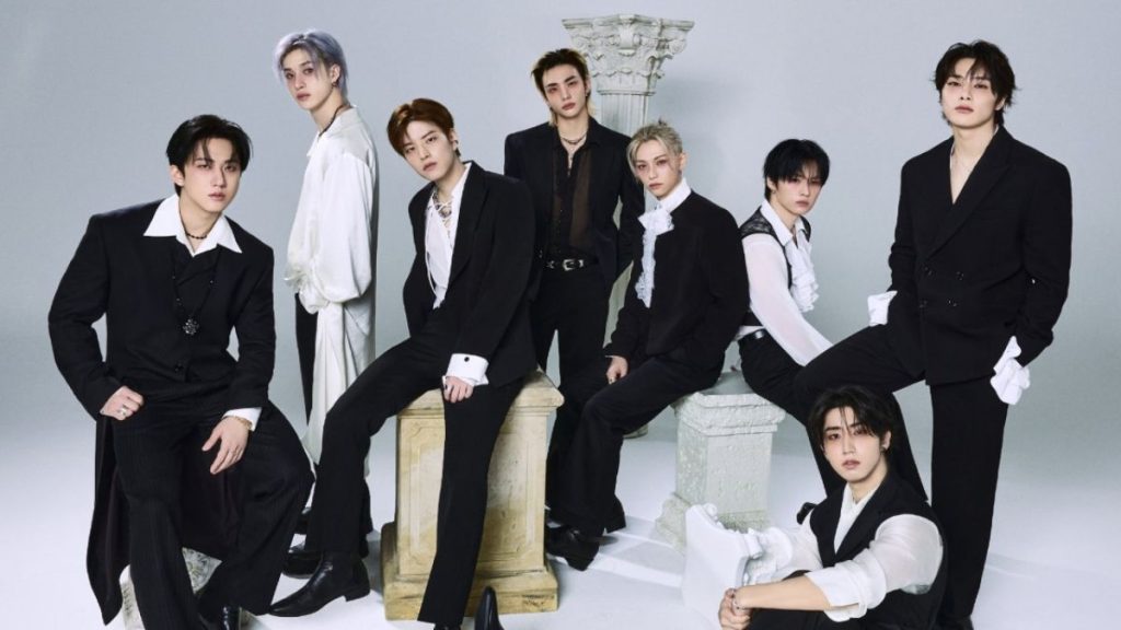 Integrantes do Stray Kids em foto de apresentação, vestidos com roupas pretas e brancas, posando para divulgação do show no quinto dia do festival Rock in Rio 2026.