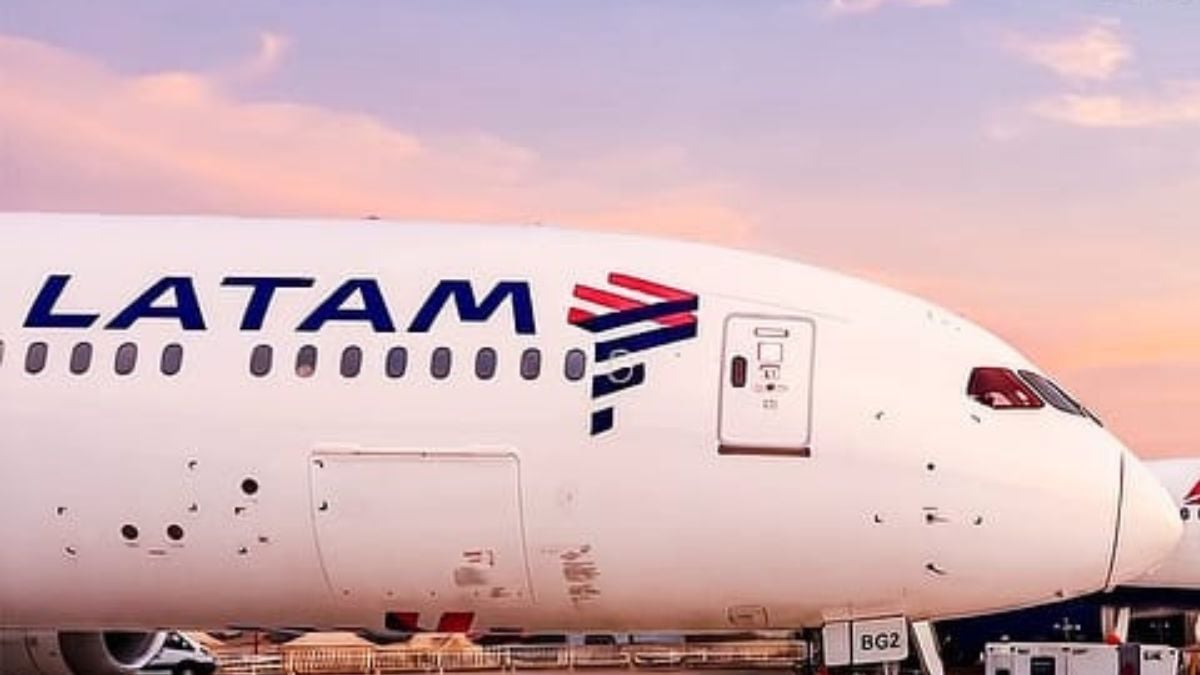 dados de clientes da latam: A imagem mostra a aeronave da Latam no pátio de um aeroporto, com o logotipo “LATAM” visível no avião, associada a uma falha que expõe dados pessoais. Falha na Latam expõe dados de clientes do programa de fidelidade.