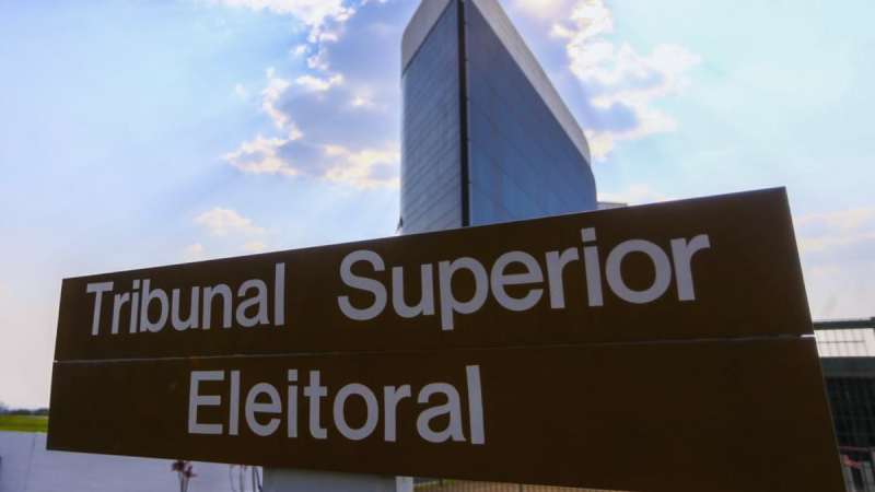 Denúncias propaganda eleitoral TSE: Placa do Tribunal Superior Eleitoral (TSE) com o texto “Tribunal Superior Eleitoral” ao fundo, em contexto de eleições e fiscalização de propaganda irregular.