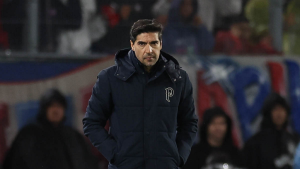 Abel Ferreira em campo, com expressão séria, após classificação do Palmeiras; o treinador gesticula e parece desabafar, em imagem de partida com arquibancada ao fundo.