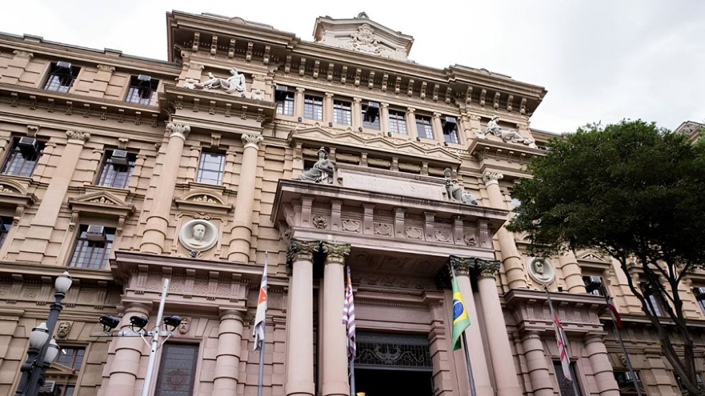Mulher foi condenada após furtar uma garrafa de uísque e ofender, ameaçar e tentar agredir guardas municipais em Peruíbe.