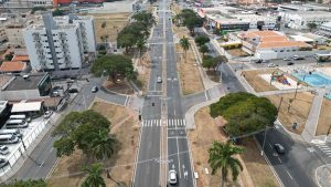 Vista a´rea da região do Portal da Princesa Tecelã e das três pistas de Americana, incluido no centro a Avenida Antônio Pinto Duarte, que dá avesseo a Rodocia Anhanguera.