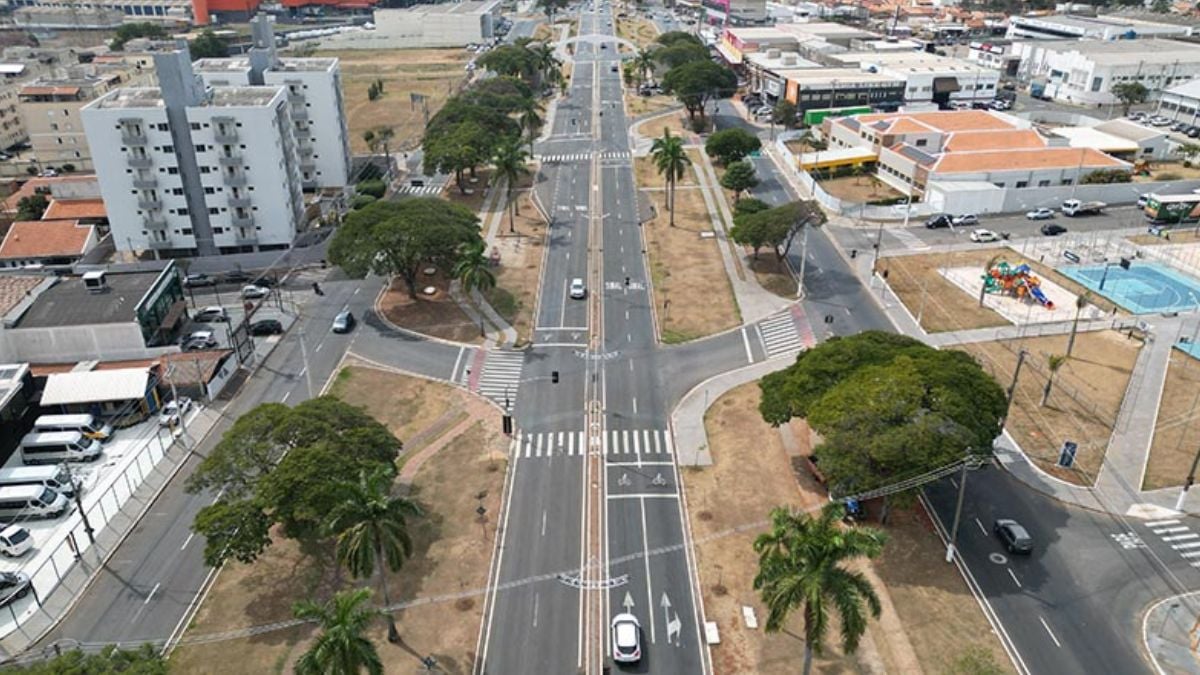 Vista a´rea da região do Portal da Princesa Tecelã e das três pistas de Americana, incluido no centro a Avenida Antônio Pinto Duarte, que dá avesseo a Rodocia Anhanguera.