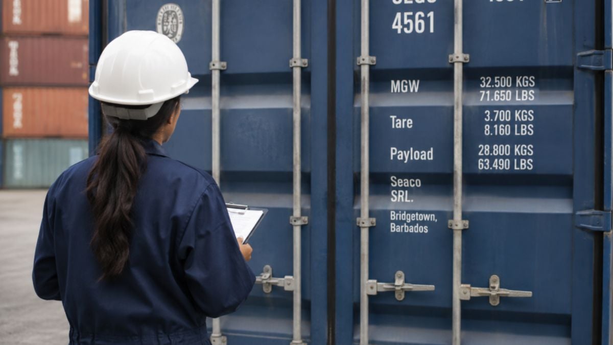 Santos abre vagas gratuitas para mulheres se especializarem em vistoria de contêiner