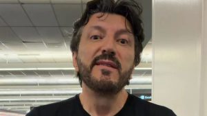 Close do rosto de Lito Sousa em ambiente interno, olhando para a câmera, em notícia sobre falta de vagas em testes e fala da esposa sobre “Espero que a gente tenha tempo”.