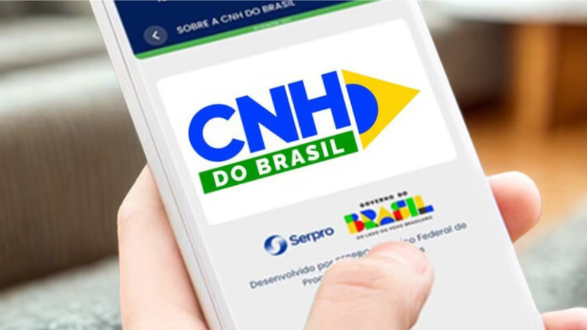 CNH do Brasil e free flow: Imagem de um celular em close mostrando a CNH do Brasil do gov.br (Sertpo) enquanto a mão toca na tela; texto indica CNH do Brasil libera consulta de passagens em free flow.