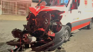 Moto bate em ambulância do samu em Campinas: motocicleta colidiu com a viatura do Samu, com danos visíveis na moto e na lateral da ambulância em cena de acidente, deixando feridos.