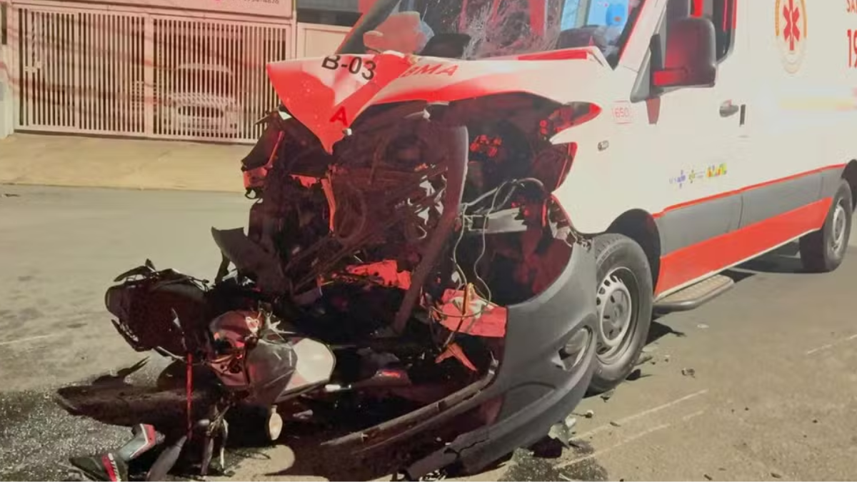 Moto bate em ambulância do samu em Campinas: motocicleta colidiu com a viatura do Samu, com danos visíveis na moto e na lateral da ambulância em cena de acidente, deixando feridos.