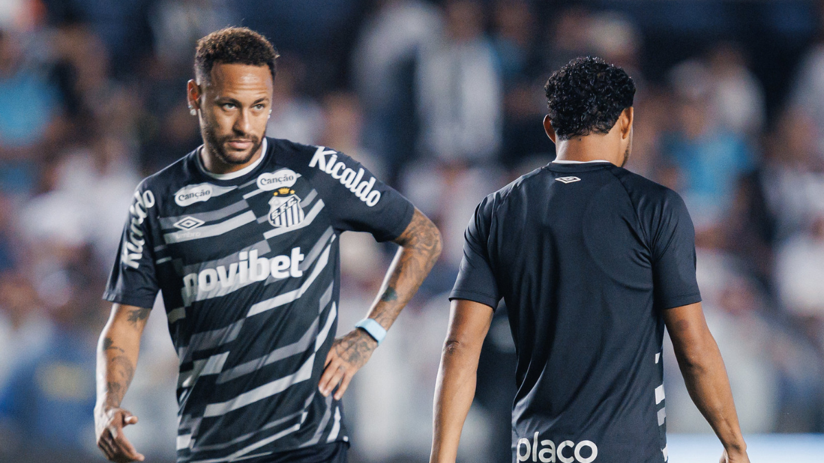 Neymar em partida pelo Santos, em cenário de futebol com arquibancada ao fundo; imagem esportiva sobre Neymar contra Palmeiras e escalação em campo.