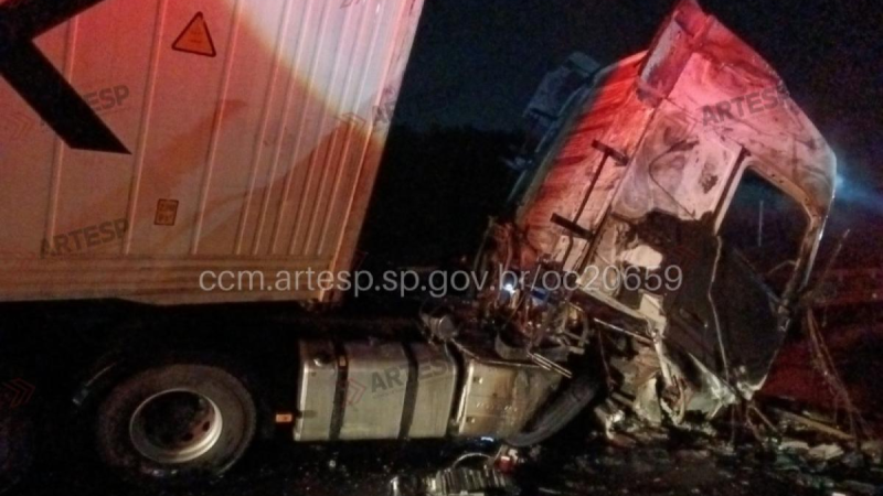 carreta tomba e pega fogo na SP-340 em Campinas: Carreta bate no canteiro, tomba e pega fogo na SP-340 em Campinas, com o caminhão parcialmente destruído e chamas ao fundo na rodovia.