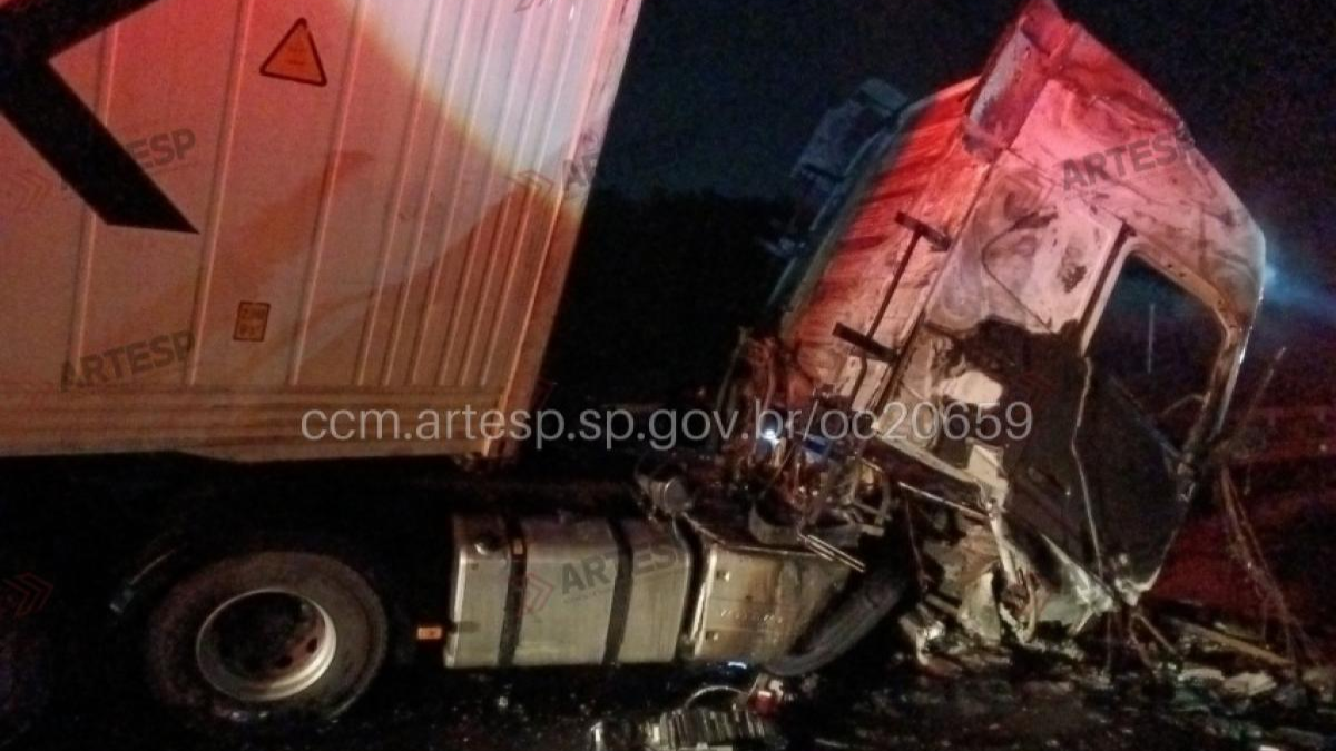 carreta tomba e pega fogo na SP-340 em Campinas: Carreta bate no canteiro, tomba e pega fogo na SP-340 em Campinas, com o caminhão parcialmente destruído e chamas ao fundo na rodovia.