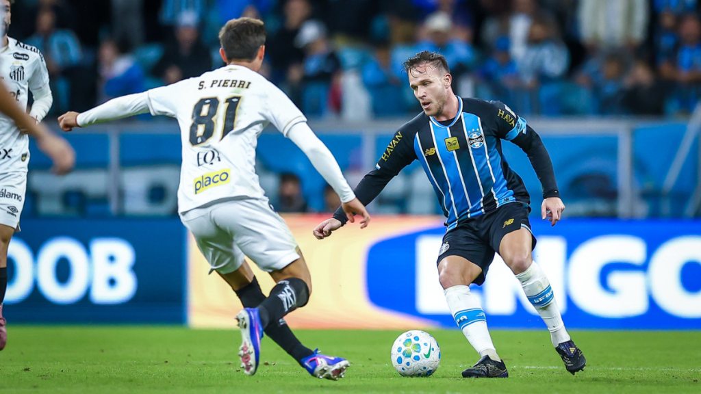 Arthur em ação contra o Santos