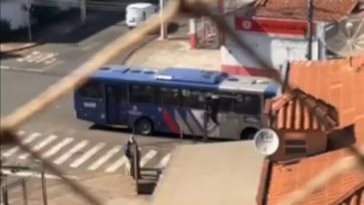 Ônibus atropela homem em Sumaré: Ônibus metropolitano em via urbana durante ocorrência em Sumaré, com cruzamento sinalizado e imagem desfocada sugerindo atropelamento de homem de 28 anos.