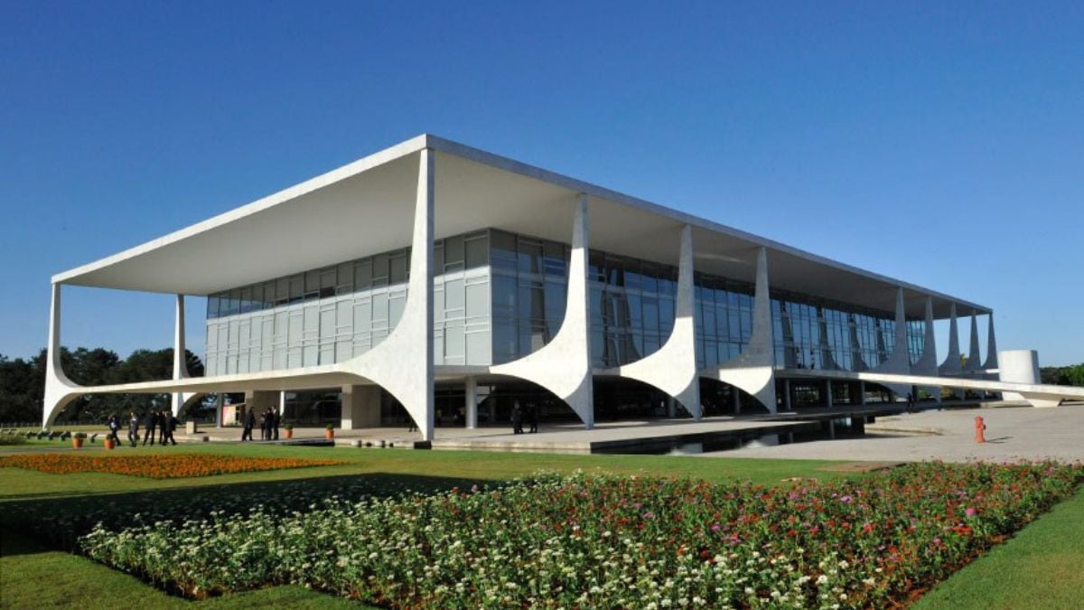 quando começa as eleições 2026: Eleições 2026: o que fazem o presidente e o vice-presidente? Fachada moderna de prédio público com jardim e céu azul ao fundo.