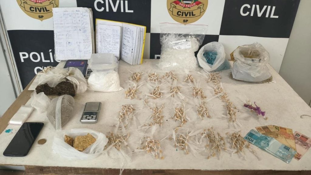 Operação apreendeu mais de 1,3 kg de drogas, além de dinheiro e materiais ligados ao tráfico