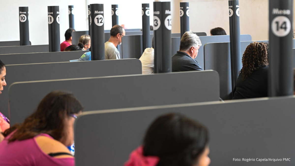 Pessoas atendem em guichês numerados dentro de um espaço de serviços públicos no Shopping Parque das Bandeiras, em Campinas. Loja do Cidadão Campinas