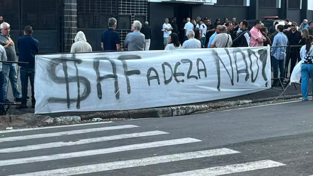 Protestos contra a SAF do lado de fora do Moisés Lucarelli