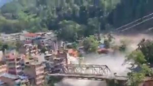 nepal: vista aérea de uma enchente devastadora em que casas e ruas ficam alagadas, com água turva arrastando estruturas e devastando uma cidade ao fundo.