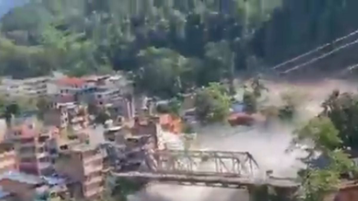 nepal: vista aérea de uma enchente devastadora em que casas e ruas ficam alagadas, com água turva arrastando estruturas e devastando uma cidade ao fundo.