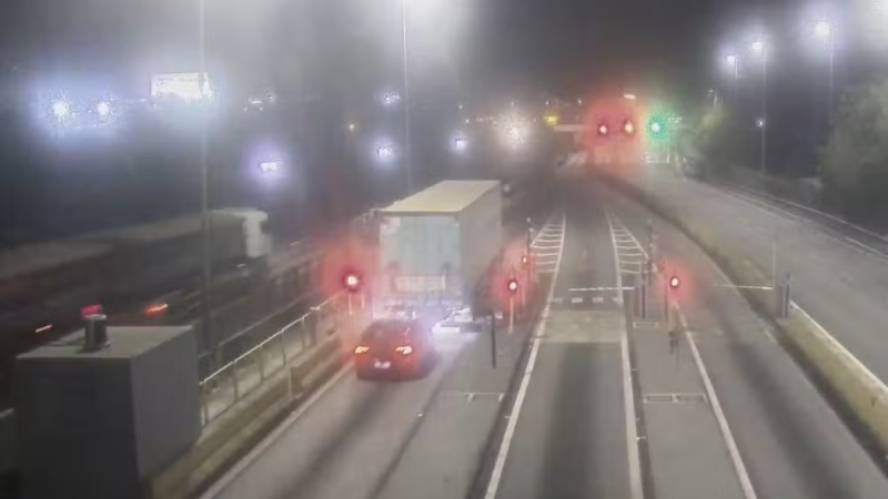 Câmera de segurança mostra caminhão e veículos na pista durante ação policial, com motorista é preso suspeito de participar de roubo de carga de R$ 1 milhão na Anhanguera.