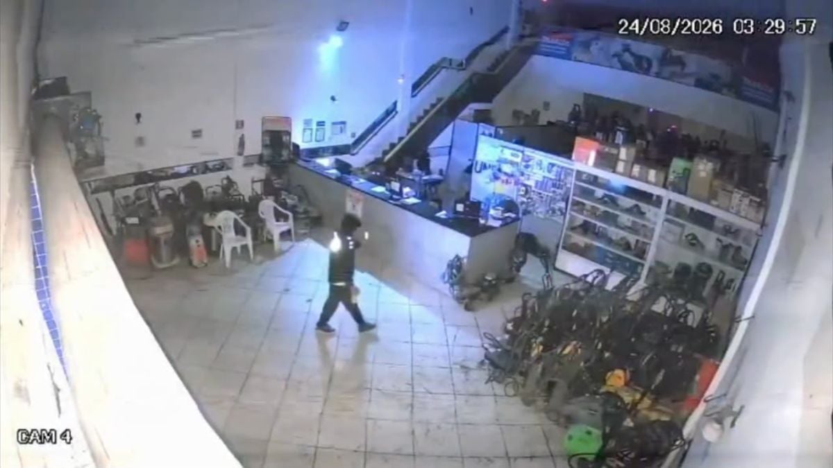 Loja furtada em Praia Grande: Imagens de câmera de segurança mostram ação em loja com equipamentos espalhados, cena de furto com cerca de 40 itens levados em Praia Grande, VÍDEO. Há relógio de data e hora no canto superior.