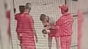 Bebê engasgada é salva em Mongaguá: Guarda-vidas e socorristas carregam um bebê em ambiente de praia, após episódio de engasgo em Mongaguá; VÍDEO.